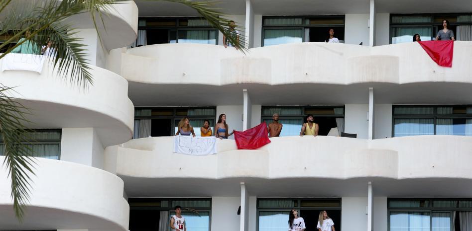 Los estudiantes aislados en Palma consiguen alcohol a través de bares cercanos