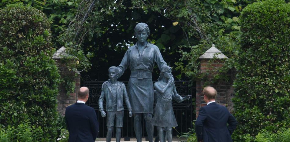 Los príncipes William y Harry inauguran la estatua en memoria de Lady Di