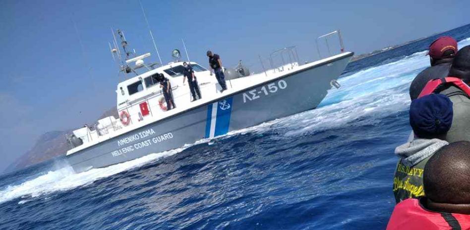 Guardacostas de Grecia y Libia hostigan a migrantes para que den media vuelta
