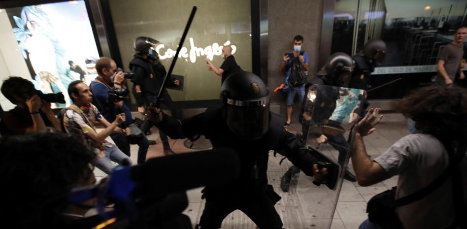 La policía carga contra los manifestantes que condenaban la muerte de Samuel en Madrid