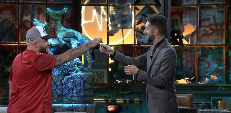 Kiko Rivera regala la llave de 'Cantora' a David Broncano en su paso por 'La Resistencia'