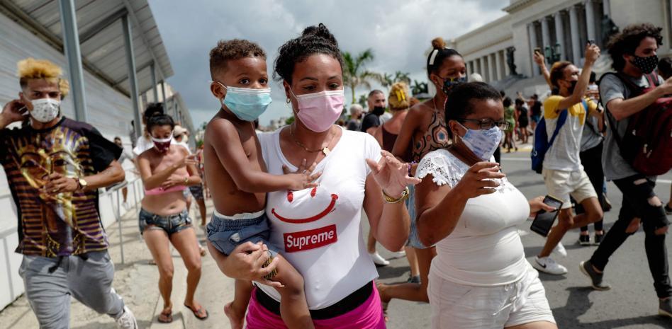 La mayor protesta antigobierno en décadas acaba con cientos de detenciones en Cuba