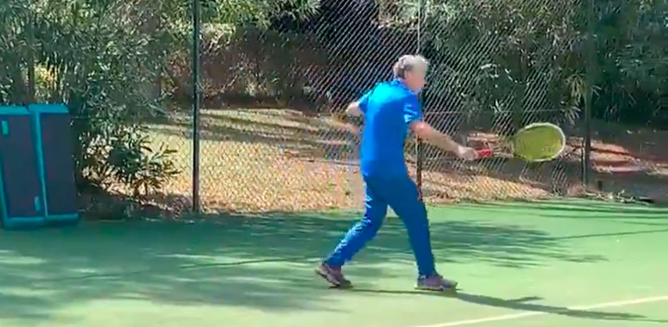 Manolo Santana, peloteando a los 83 años en su reaparición tras fallecer Mila Ximénez