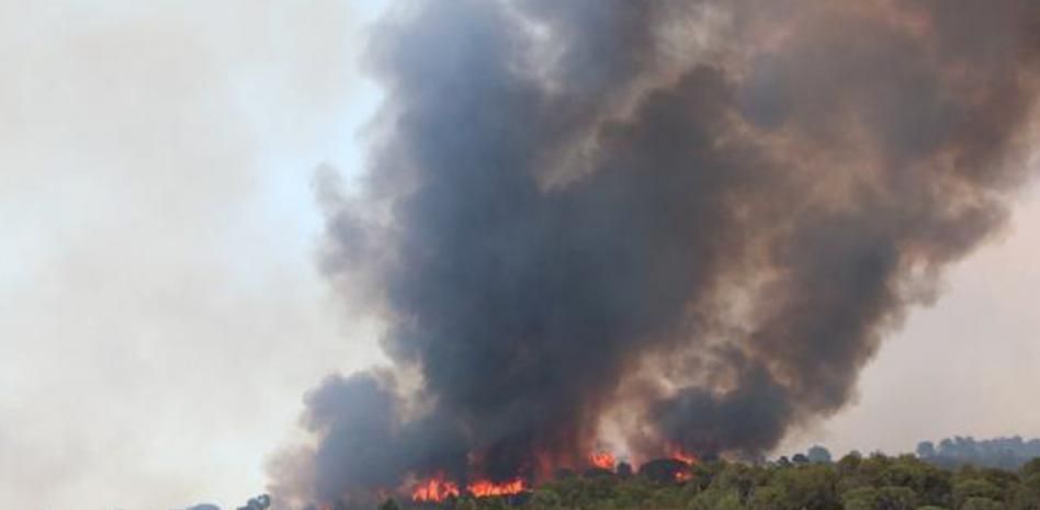 Los Bombers dan por estabilizado el incendio de Castellví de Rosanes