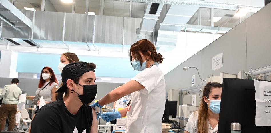 La incidencia y los casos de coronavirus se disparan en España entre los jóvenes