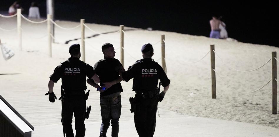 La Guardia Urbana ha tenido que desalojar más de 4.300 personas durante el toque de queda en Barcelona