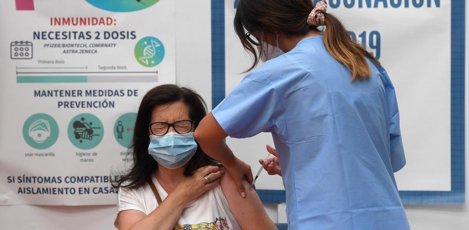Más de la mitad de los españoles tienen ya la pauta completa de vacunación contra la covid