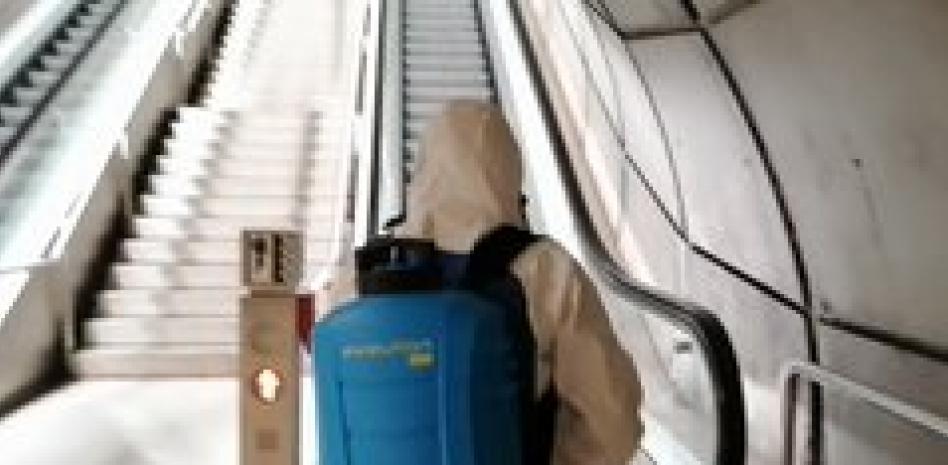 Pedro Piqueras, incapaz de contener la risa ante las imágenes del limpiador de Metro Bilbao