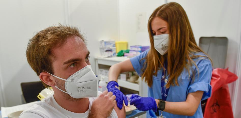 La quinta ola del coronavirus comienza a bajar en España