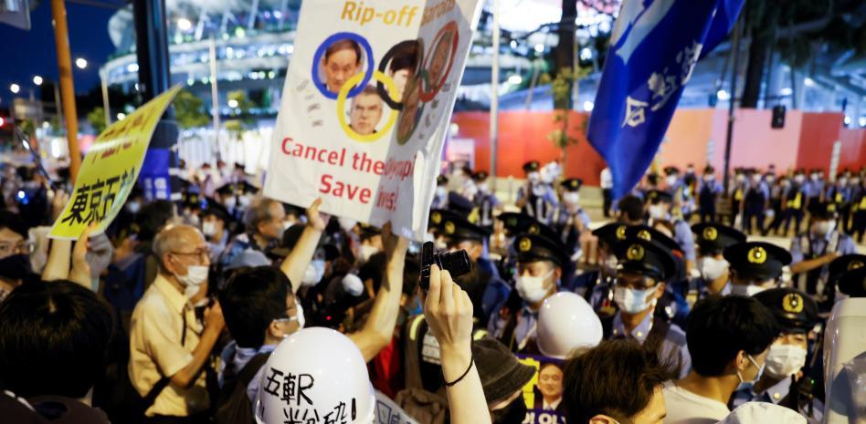 Protestas contra los Juegos en los aledaños del estadio durante la ceremonia de apertura