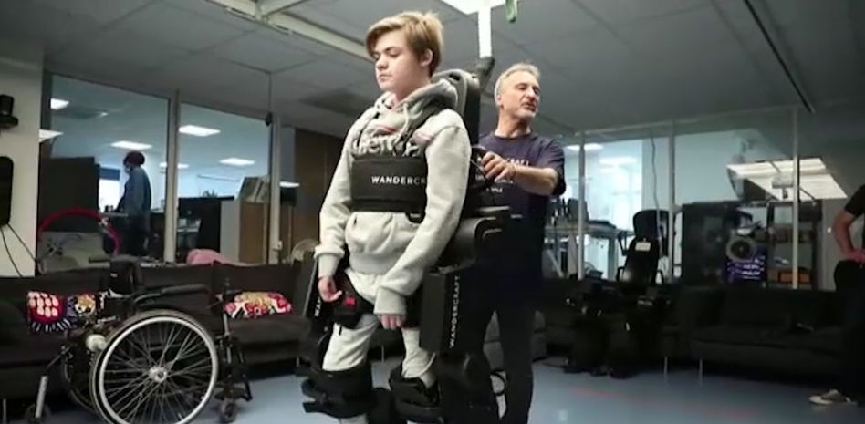 Un ingeniero francés fabrica un exoesqueleto para que su hijo pueda caminar