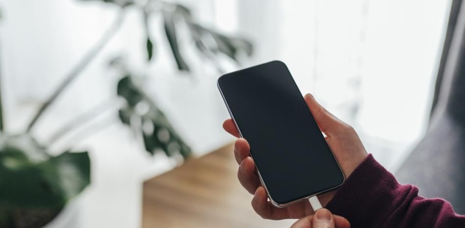 Usar el móvil mientras carga daña la batería, ¿mito o realidad?