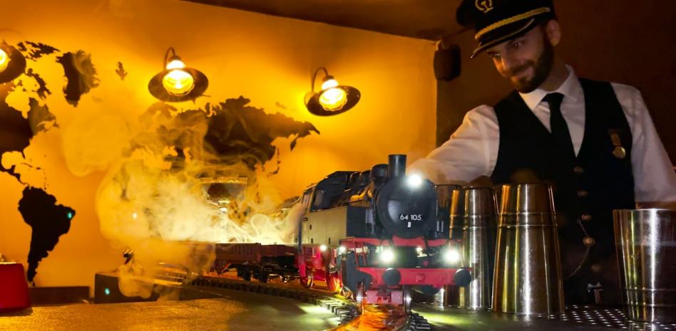 Orient Express, la coctelería de Barcelona que sirve las copas a todo tren