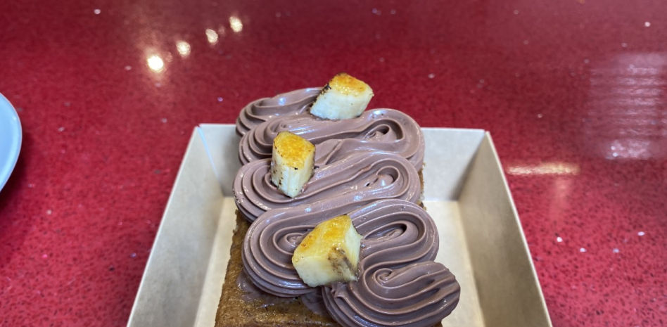 La receta más irresistible de cake vegano con plátano maduro, manzana y chocolate