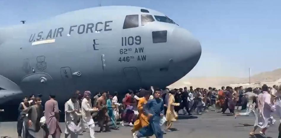 Un popular futbolista afgano falleció en el caótico despegue del avión en Kabul