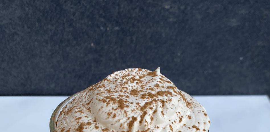 Prepara este café con hielo con cremoso de lima y chantilly de dulce de leche