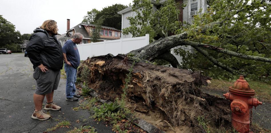 Henri deja a su paso inundaciones, cortes de energía y vuelos cancelados
