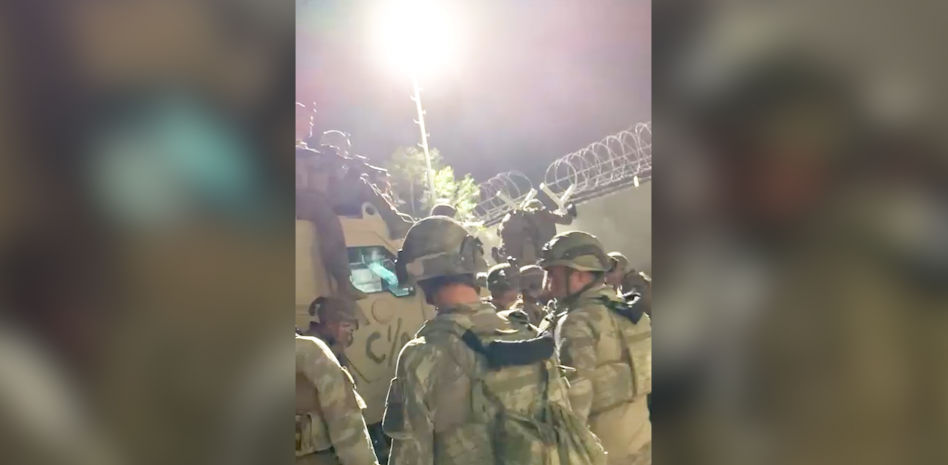 Gritos de "España, España" y pañuelos rojos en la caótica evacuación del aeropuerto de Kabul