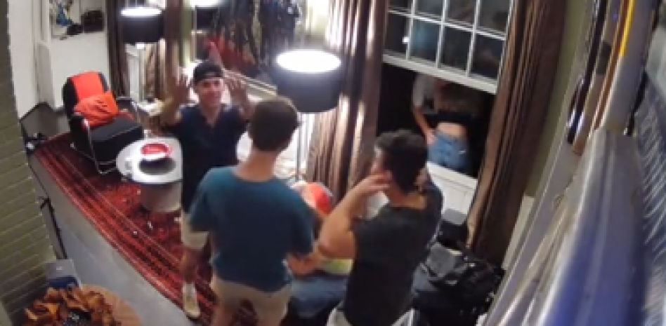 Un padre le prepara una trampa a su hijo gracias a Alexa tras descubrir que se ha escapado de casa