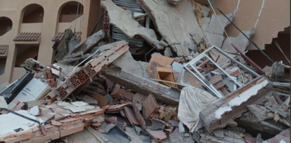Rescatada una de las tres personas atrapadas tras el derrumbe de un edificio en Peñíscola