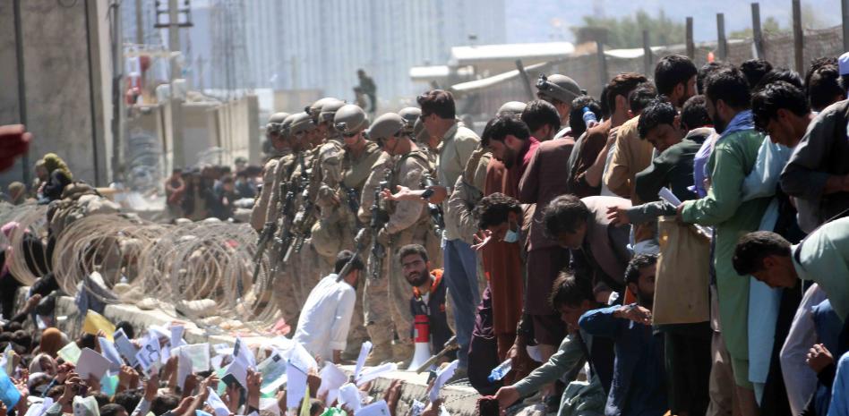 Más de 60 muertos, entre ellos 12 militares de EE.UU., en una cadena de explosiones en Kabul