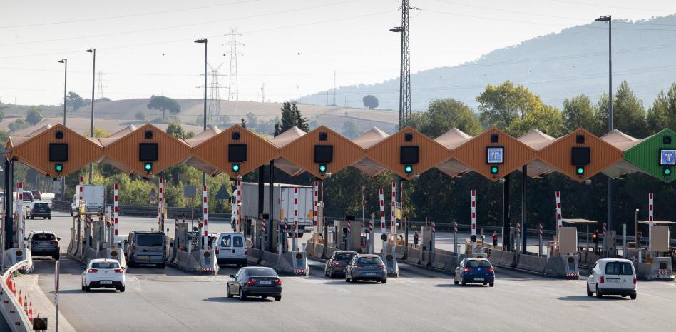 El peaje de La Roca no se espera a la medianoche y encabeza el levantamiento de barreras