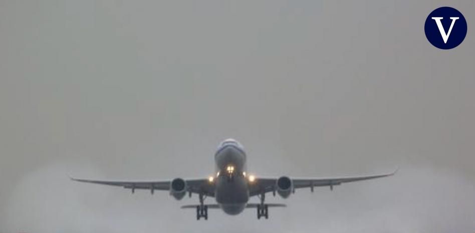 Espectacular hidroplaneo de un avión en El Prat