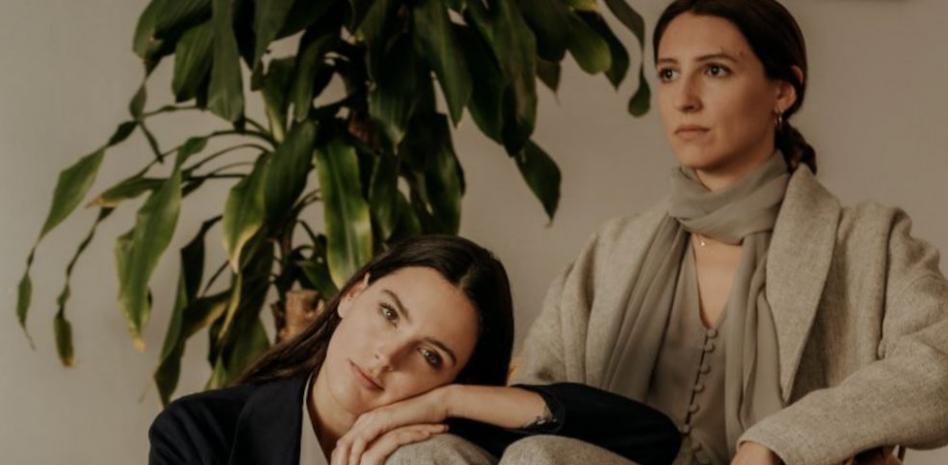 Devermut muestran un vídeo donde son besadas sin consentimiento para defender su versión