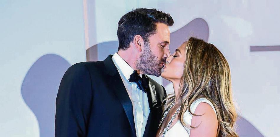 Ben Affleck y Jennifer Lopez se llevan un susto por culpa de un fan al marcharse de Venecia