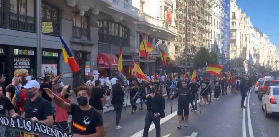 Una manifestación neonazi recorre Chueca al grito de "fuera maricas de nuestros barrios"