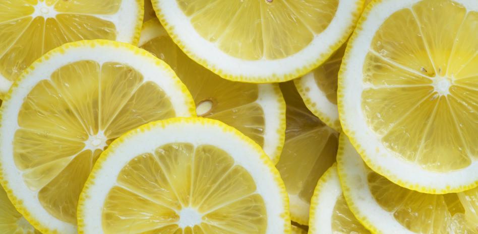 Este es el motivo por el que no tienes que tirar las mitades de limón que guardas en la nevera