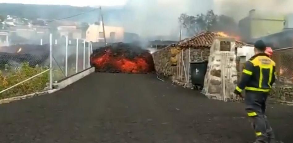 La lava pierde velocidad mientras sigue arrasando centenares de casas y un colegio en su camino al mar