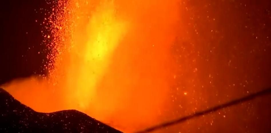 Una nueva boca eruptiva en el volcán de La Palma obliga a más evacuaciones