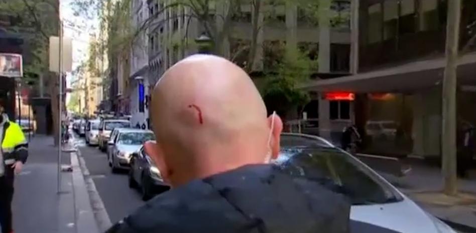 Agresión en directo a un reportero durante las protestas por el confinamiento en Melbourne