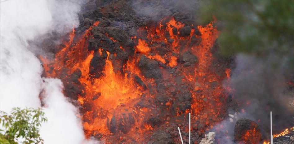 La lava del volcán de La Palma explota al entrar en contacto con las piscinas