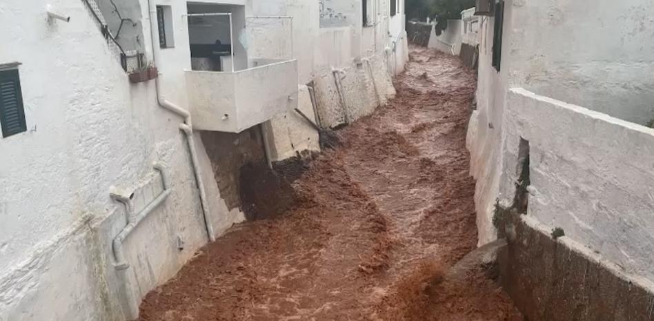 Carreteras cortadas y campos inundados por las fuertes lluvias en Mallorca y Menorca