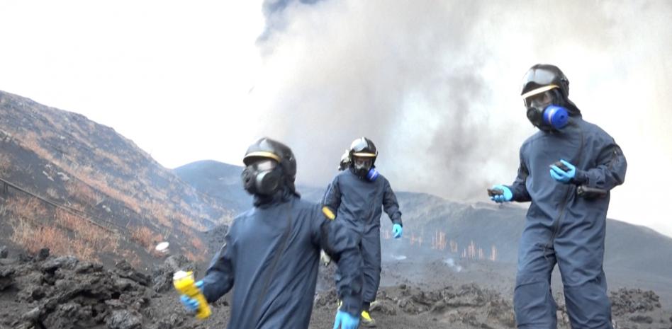 A escasos metros de la erupción: así trabaja un equipo de la UME para detectar la toxicidad en el aire