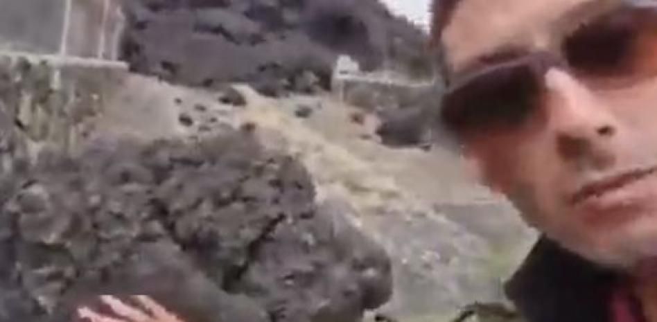 Un reportero aficionado toca la lava del volcán de La Palma y se quema