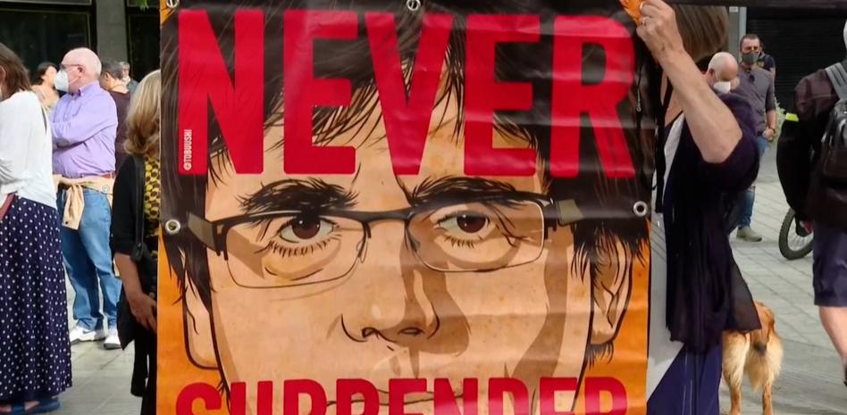 Unas 600 personas se concentran cerca del consulado italiano para reclamar la libertad de Puigdemont