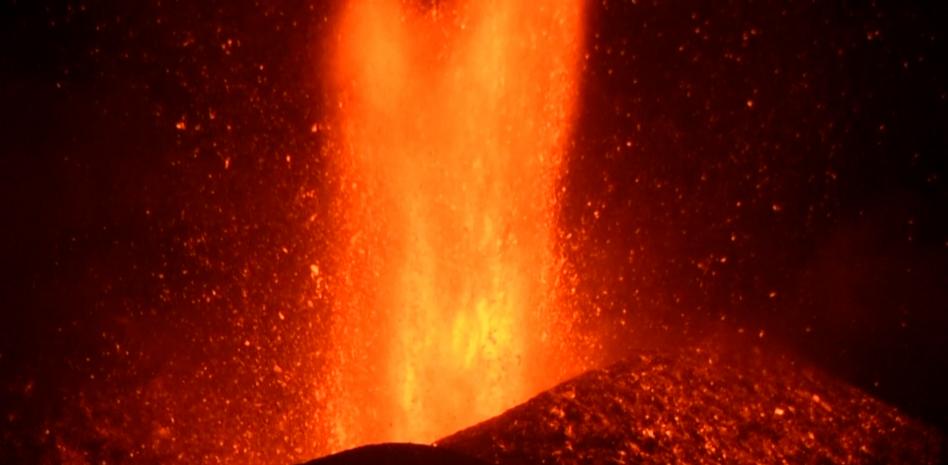 Suspendidos los vuelos a La Palma, La Gomera y Tenerife por la gran nube de ceniza del volcán