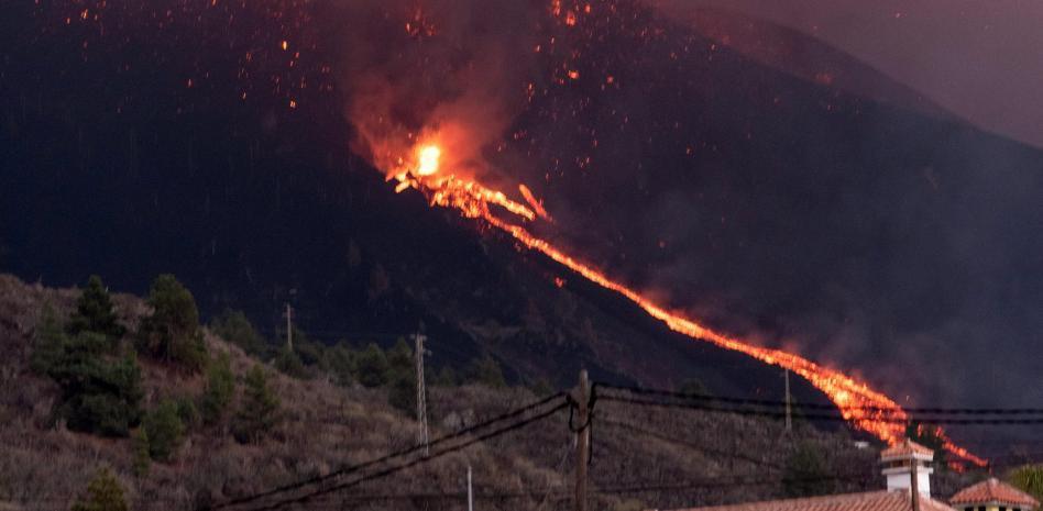 El cono del volcán de La Palma se ha roto y deja una enorme colada deslizándose hacia el mar