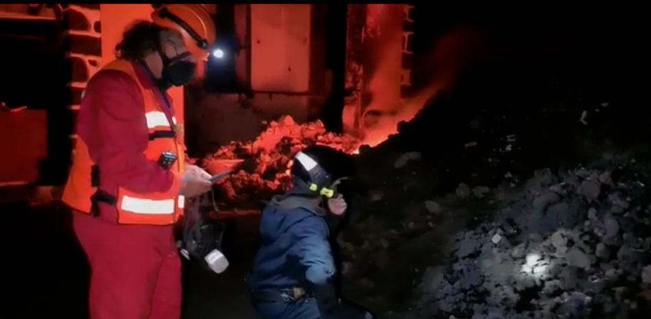 Expertos de la UME en La Palma analizan la lava  antes de que alcance el mar