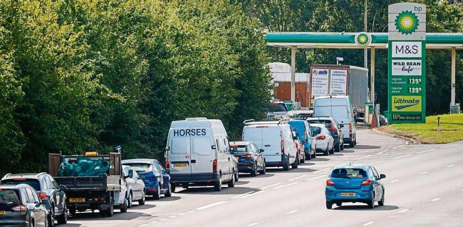 Gran Bretaña se queda sin gasolina y pone al ejército en estado de alerta