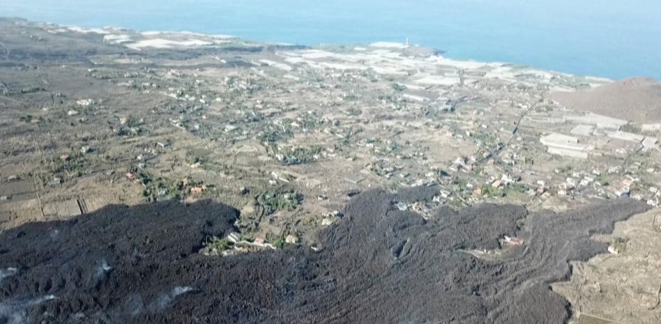 La colada de lava del Cumbre Vieja, a menos de un kilómetro del mar
