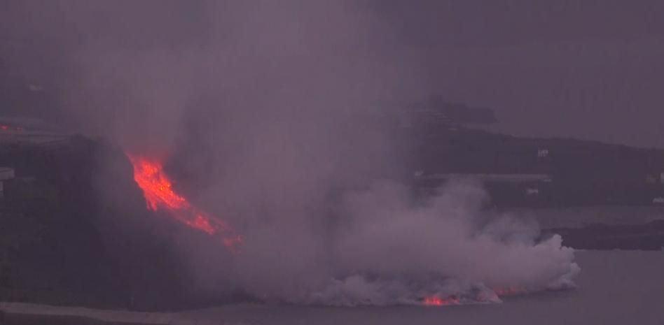 Impresionantes imágenes de la lava destruyendo casas en su avance hacia el mar