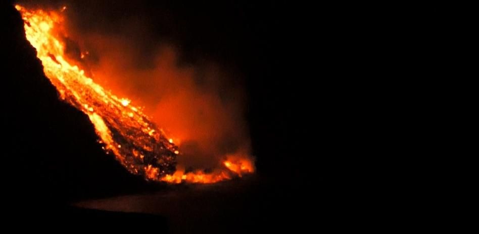 Hipnóticas imágenes de la colada entrando en el mar de La Palma