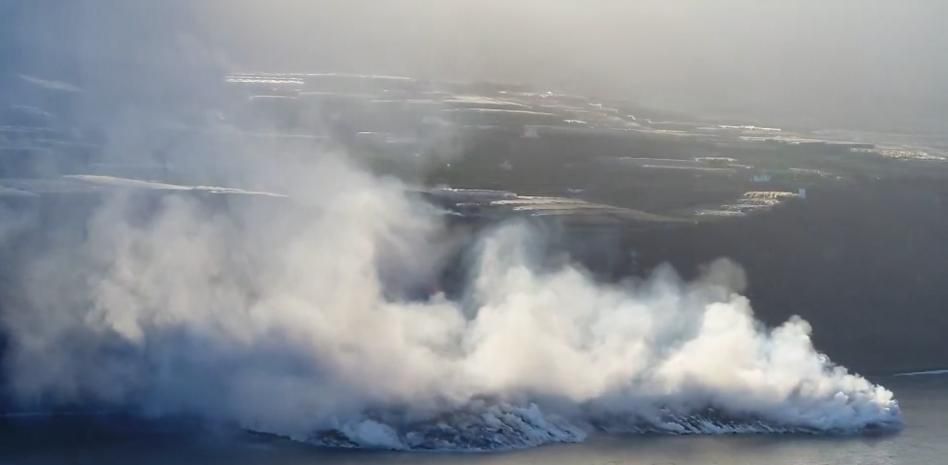 La secuencia completa de un vuelo en dron sobre la caída de la lava al mar en La Palma