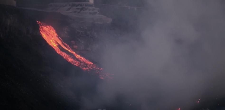 El volcán contiene su furia y reduce su carácter destructivo tras llegar al mar