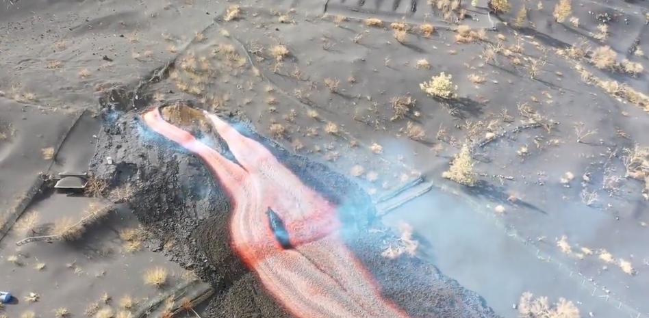 La lava abre dos nuevos caminos y amenaza nuevo terreno