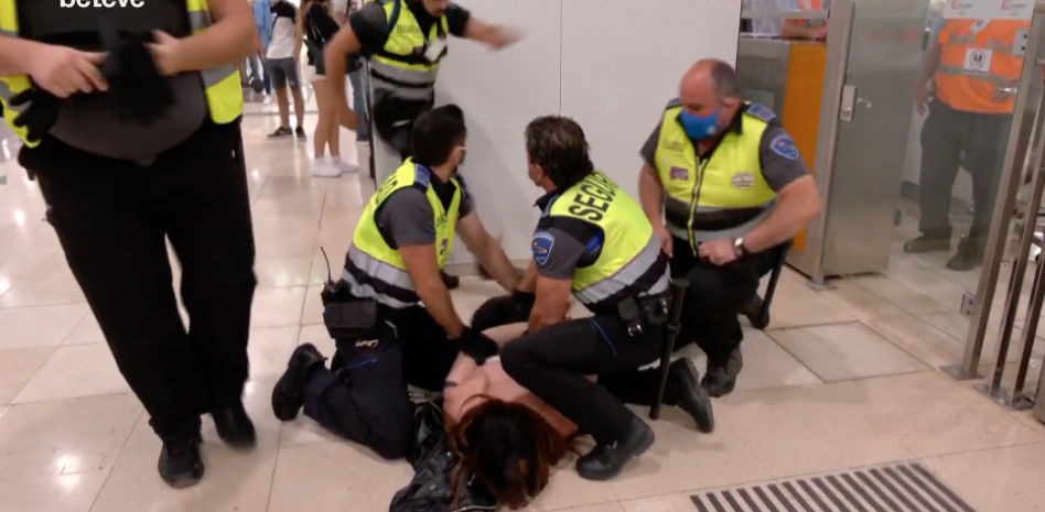 El Ayuntamiento de Barcelona pide investigar la "agresión tránsfoba" de un agente de seguridad en Sants